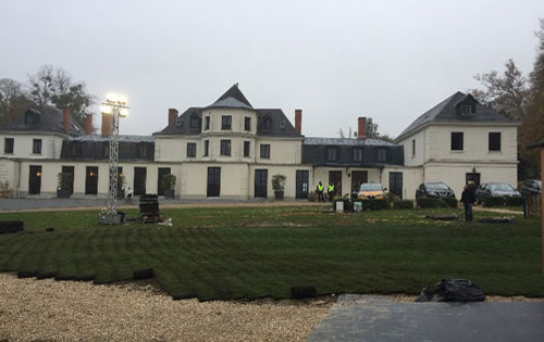Engazonnement d’une cour de château en Haute-Normandie pour le tournage d’une publicité pour le Groupe Renault