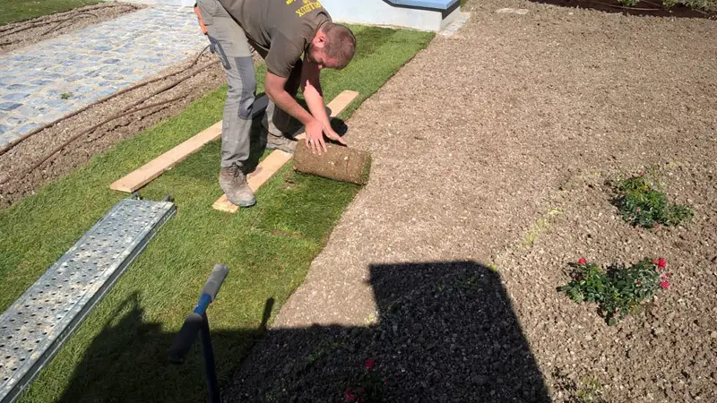 pose des rouleaux de gazon dans le 94